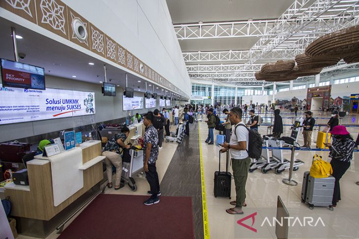 ARUS MUDIK-Pemudik Di Bandara Syamsudin Noor alami Kenaikan