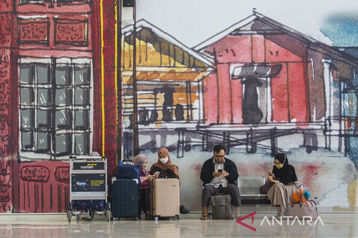 ARUS MUDIK-Pemudik Di Bandara Syamsudin Noor alami Kenaikan