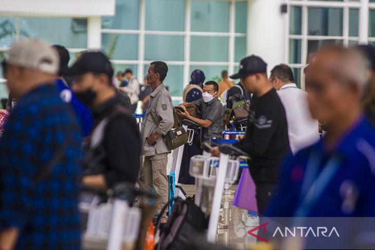 ARUS MUDIK-Pemudik Di Bandara Syamsudin Noor alami Kenaikan