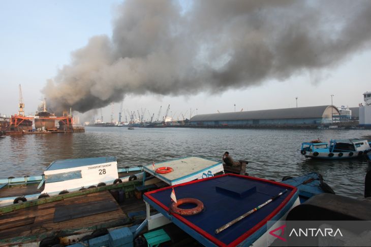 Kapal kargo terbakar di Pelabuhan Tanjung Perak