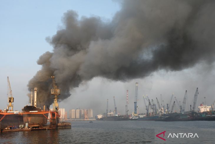  Kapal kargo terbakar di Pelabuhan Tanjung Perak