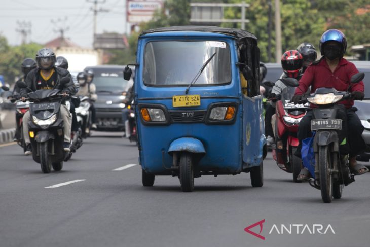 Mudik menggunakan bajaj 