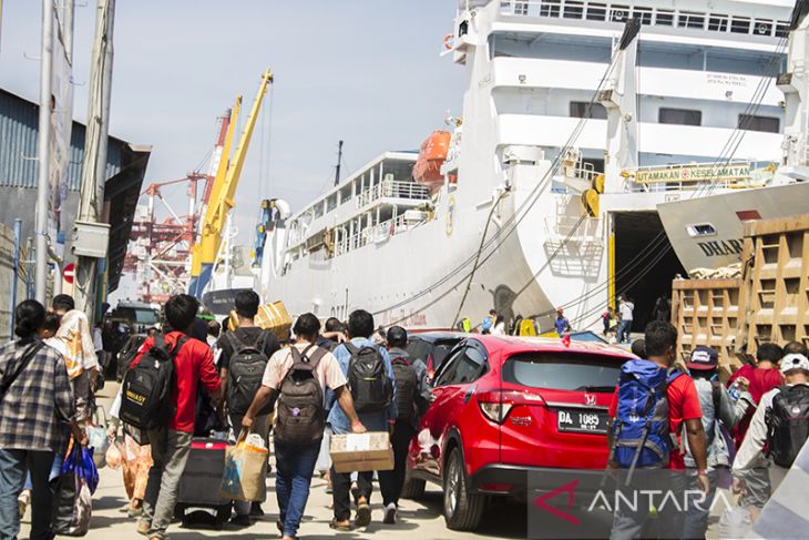ARUS MUDIK-Puncak Arus Mudik Di Pelabuhan Trisakti Banjarmasin