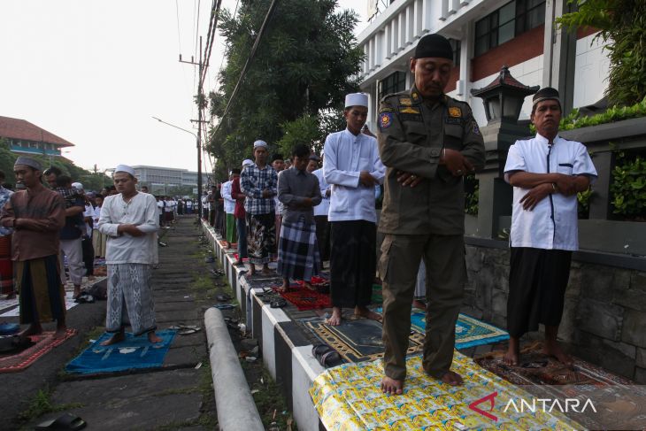 Shalat Idul Fitri di Surabaya