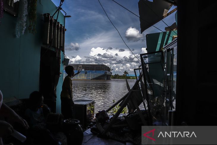 Puluhan Rumah Warga Rusak Dihantam Kapal Tongkang