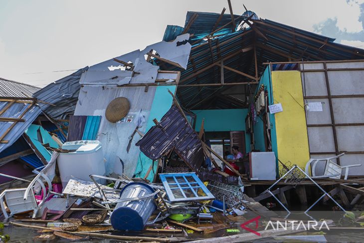 Puluhan Rumah Warga Rusak Dihantam Kapal Tongkang