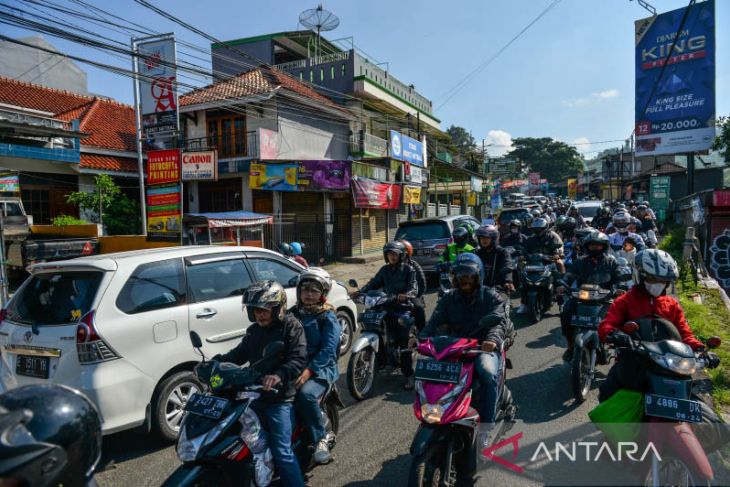 Pemberlakuan satu arah di kawasan wisata Lembang 