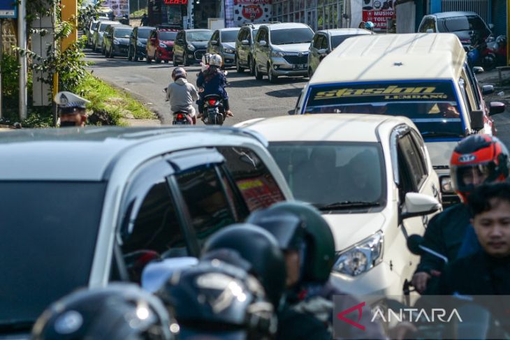 Pemberlakuan satu arah di kawasan wisata Lembang 