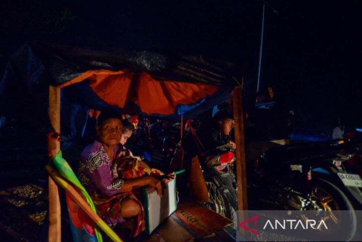 Warga Padang mengungsi pascagempa berpotensi tsunami