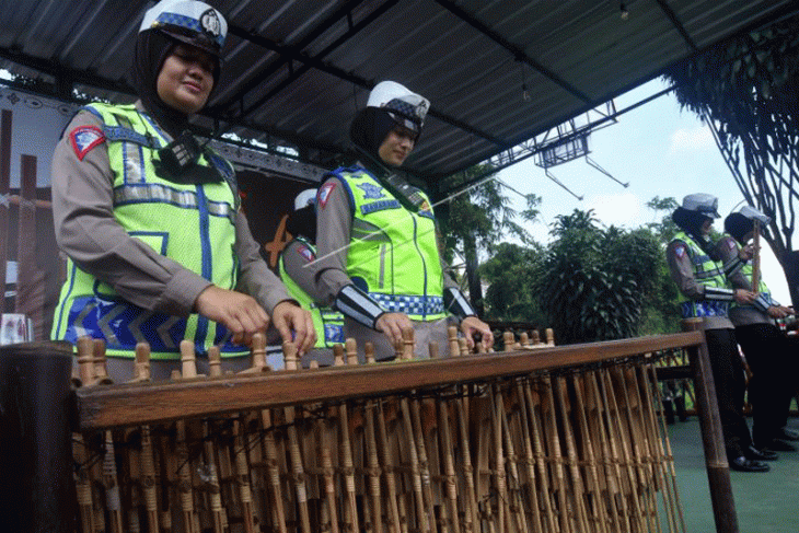 Teras Angklung Polres Bogor di Simpang Gadog