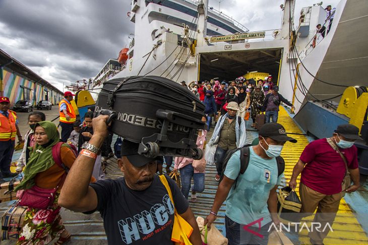 ARUS BALIK-Pemudik Di Pelabuhan Trisakti Banjarmasin