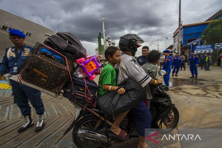 ARUS BALIK-Pemudik Di Pelabuhan Trisakti Banjarmasin