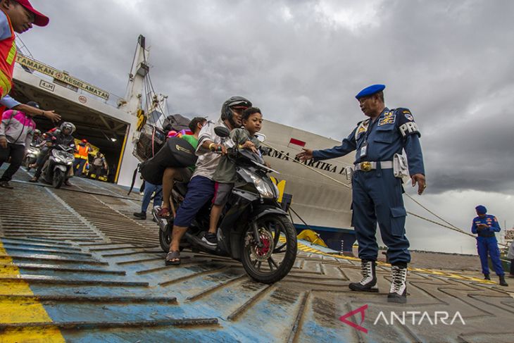 ARUS BALIK-Pemudik Di Pelabuhan Trisakti Banjarmasin