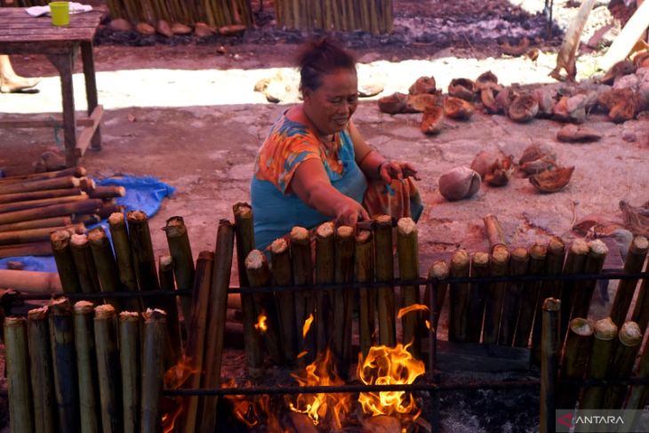 Warga Gorontalo masak nasi jaha untuk Lebaran Ketupat