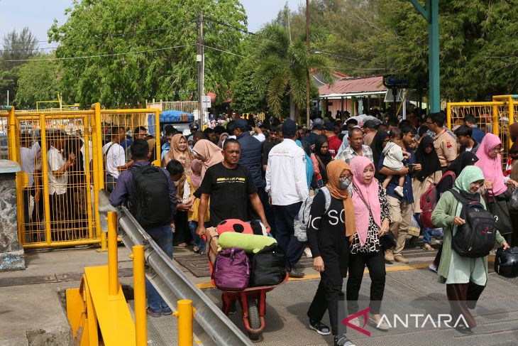 FOTO - Arus balik liburan Pelabuhan Ulee Lheue