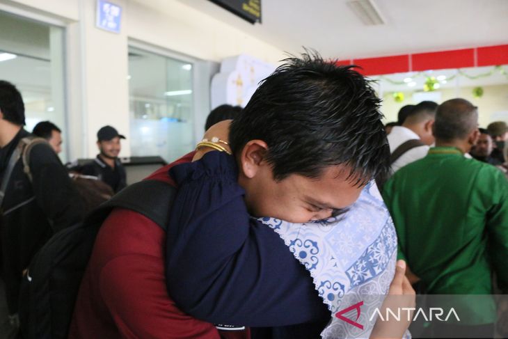 FOTO - Mahasiswa Aceh yang dipulangkan dari Sudan tiba di Bandara SIM