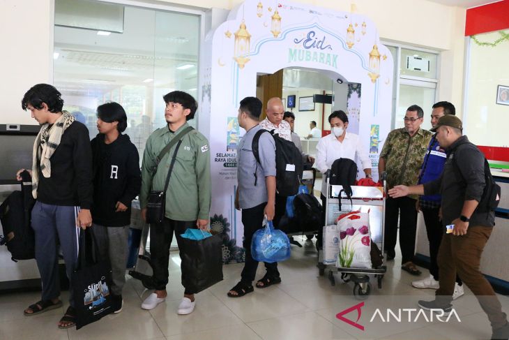 FOTO - Mahasiswa Aceh yang dipulangkan dari Sudan tiba di Bandara SIM