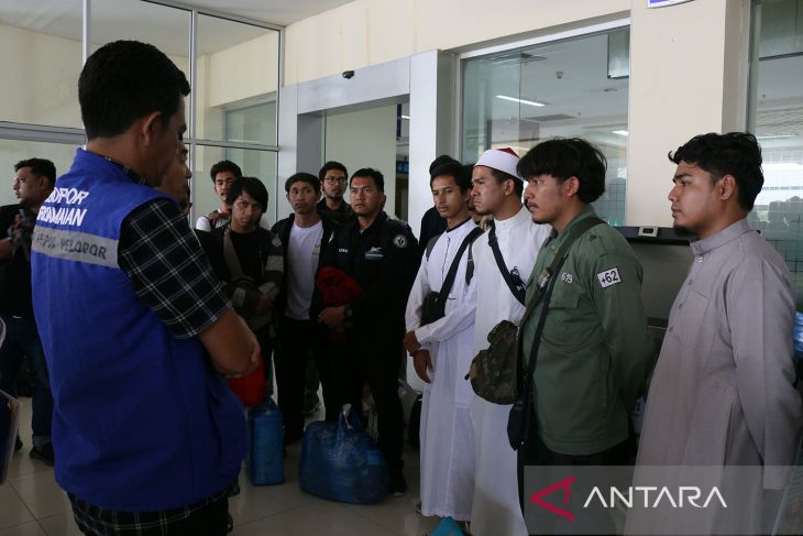 FOTO - Mahasiswa Aceh yang dipulangkan dari Sudan tiba di Bandara SIM