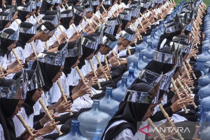 Atraksi rampak galon memperingati Hari Pendidikan Nasional