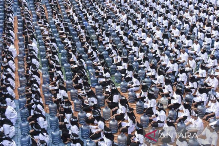 Atraksi rampak galon memperingati Hari Pendidikan Nasional