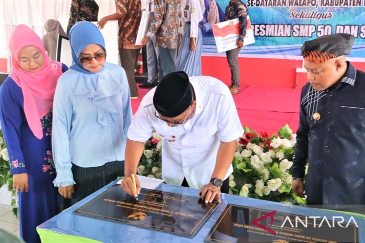 Gubernur Maluku salurkan bantuan pertanian di Kabupaten Buru