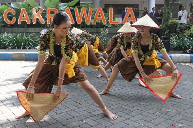 Parade tari dan karnaval kostum di Malang