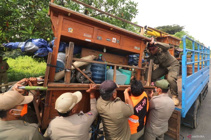 Penertiban PKL kawasan wisata SLG Kediri