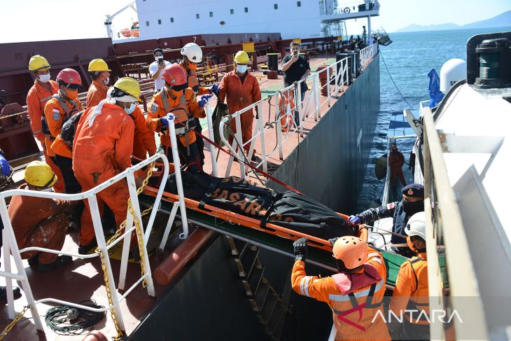 FOTO - Evakuasi jenazah kru kapal kargo di Selat Benggala