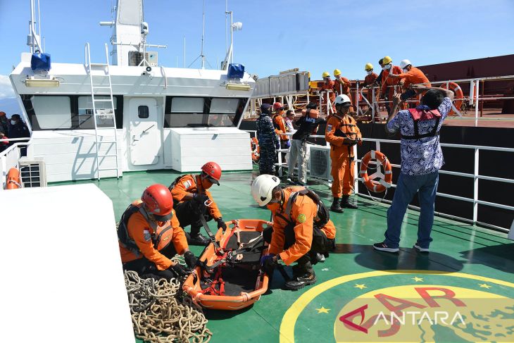 FOTO - Evakuasi jenazah kru kapal kargo di Selat Benggala