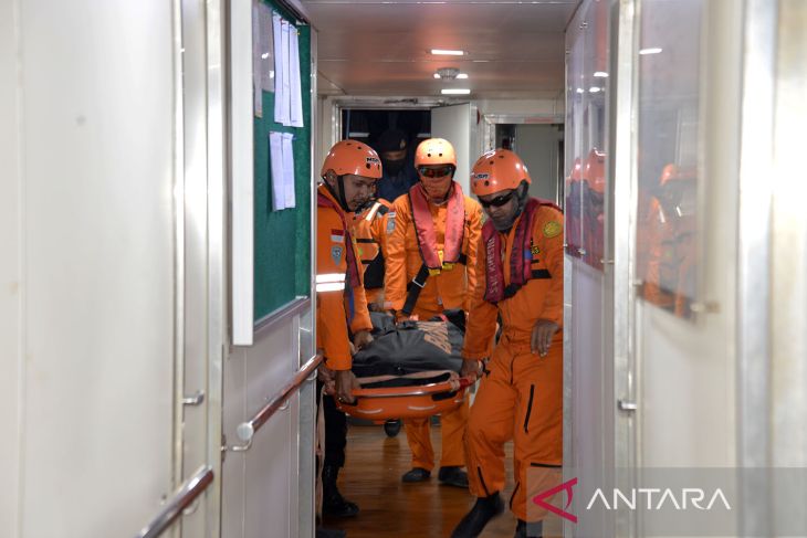 FOTO - Evakuasi jenazah kru kapal kargo di Selat Benggala