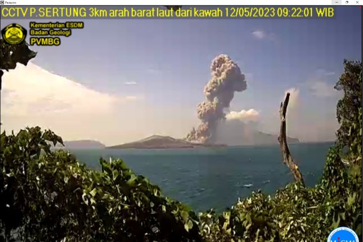 Mount Anak Krakatau erupts with 2,500-meter-high ash burst
