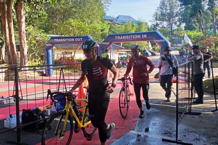 Sandiaga Uno ikut lomba Sungailiat Triathlon 2023