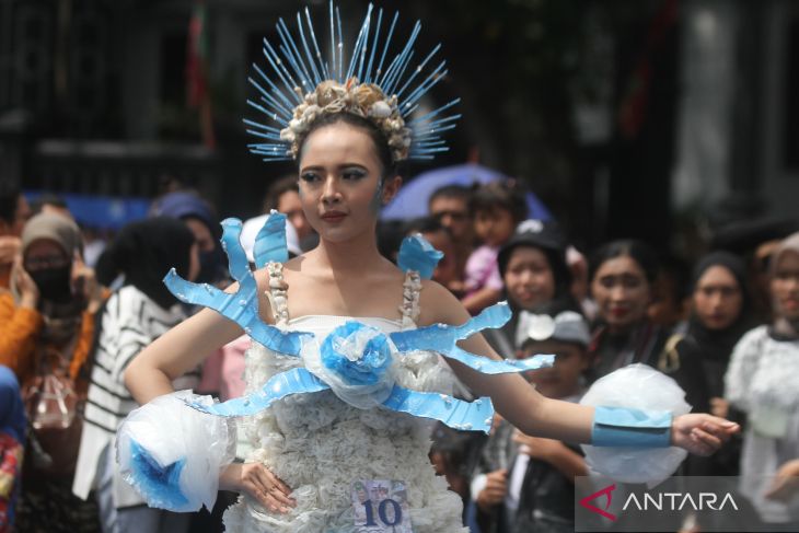 Lomba tata busana daur ulang