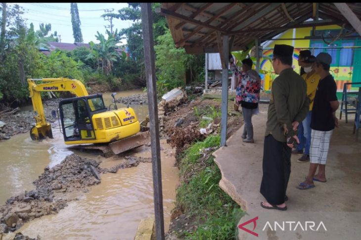 PUPR Kotabaru respon kerusakan daerah aliran sungai di Desa Semayap