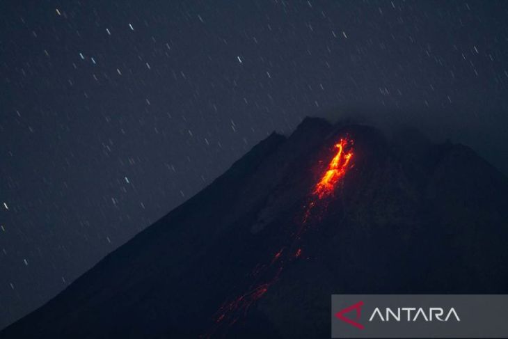 Gunung Merapi muntahkan lava pijar Kamis