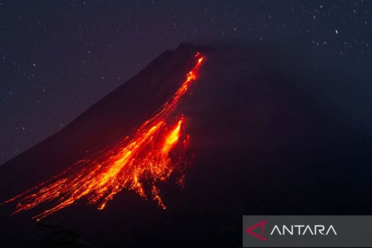 Gunung Merapi muntahkan lava pijar Kamis