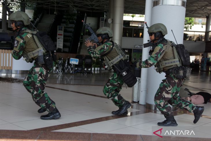 Simulasi anti teror di Bandara Juanda