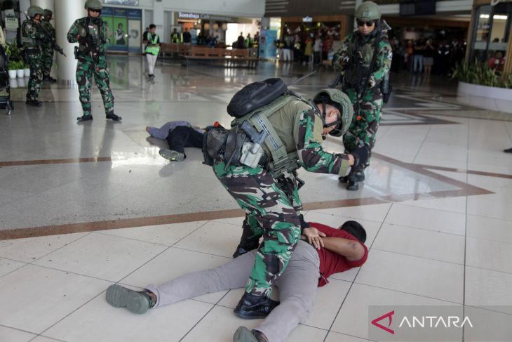 Simulasi anti teror di Bandara Juanda