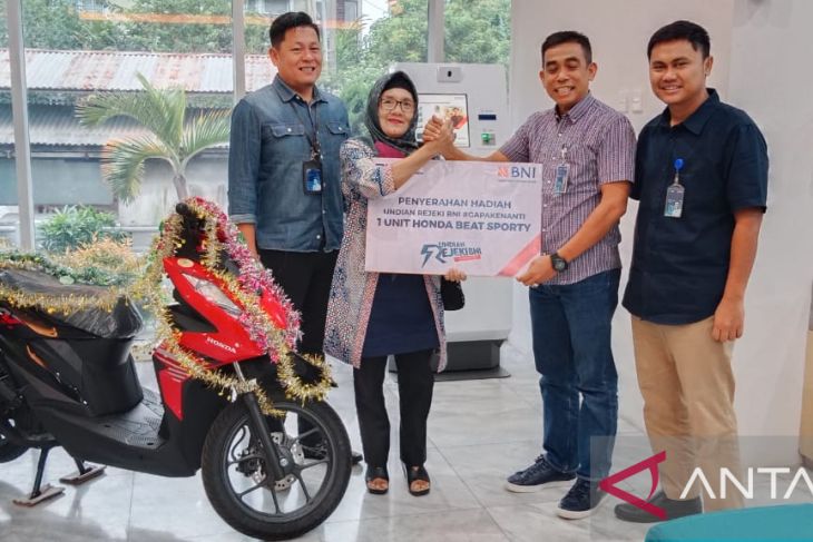 BNI Jambi serahkan satu unit sepeda motor pemenang undian rezeki BNI
