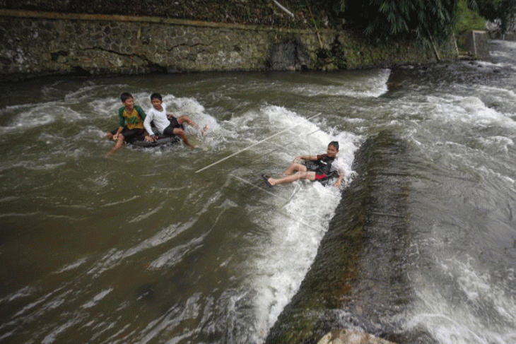 Bermain air di Sungai Ciliwung
