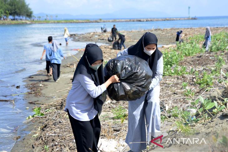 FOTO - Aksi bersih sampah botol plastik di Krueng Aceh