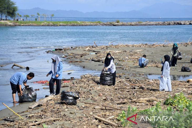 FOTO - Aksi bersih sampah botol plastik di Krueng Aceh