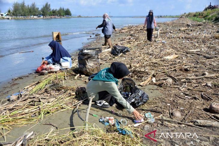 FOTO - Aksi bersih sampah botol plastik di Krueng Aceh