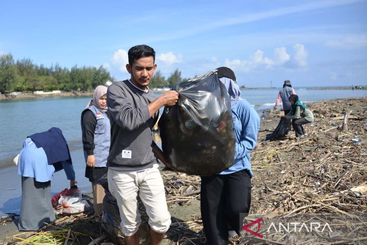 FOTO - Aksi bersih sampah botol plastik di Krueng Aceh