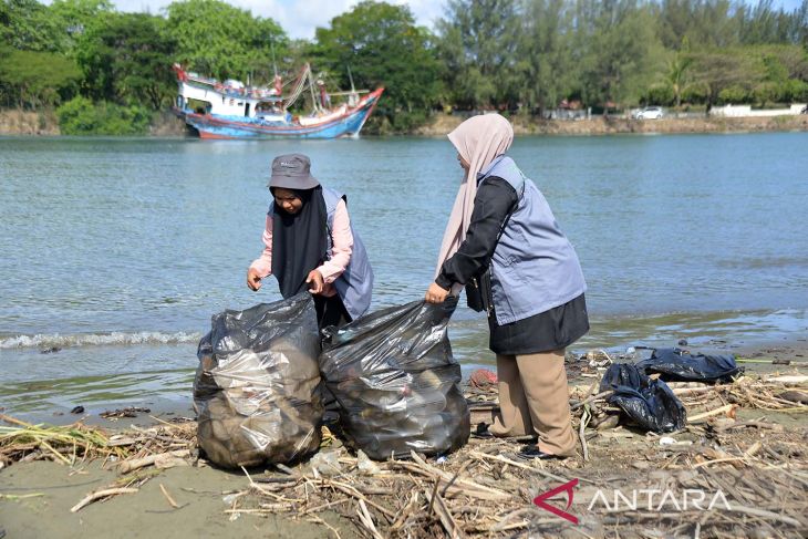 FOTO - Aksi bersih sampah botol plastik di Krueng Aceh