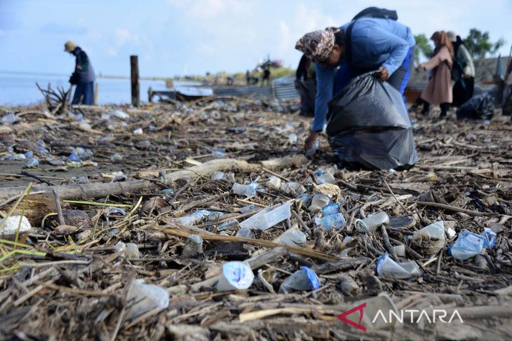 FOTO - Aksi bersih sampah botol plastik di Krueng Aceh