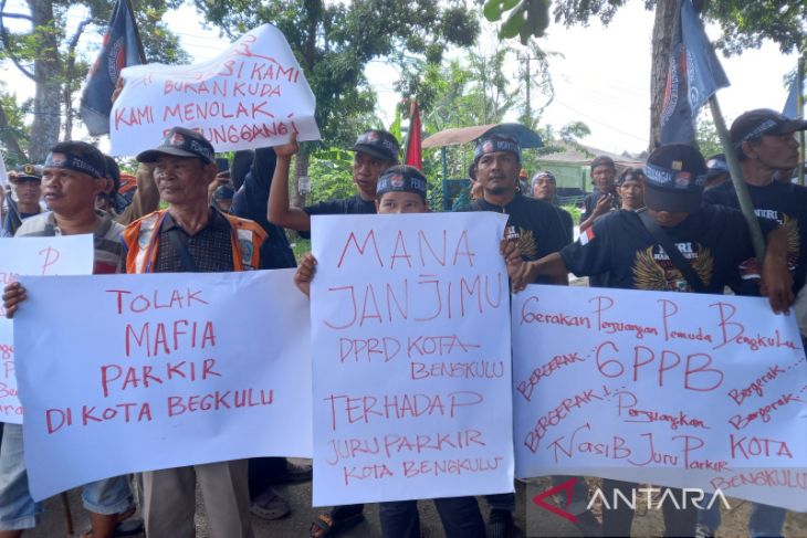 Juru parkir di Bengkulu gelar aksi tolak pengelolaan ke pihak ketiga