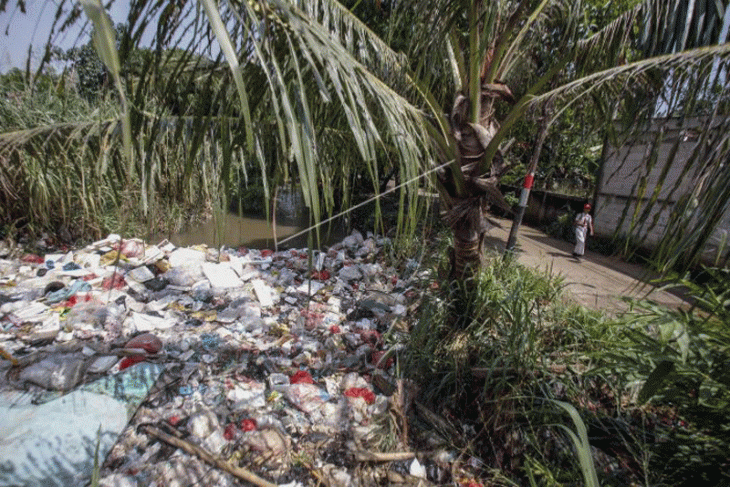 Sampah rumah tangga penuhi sungai Kali Baru Bogor