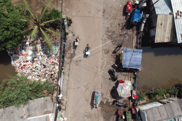 Sampah rumah tangga penuhi sungai Kali Baru Bogor