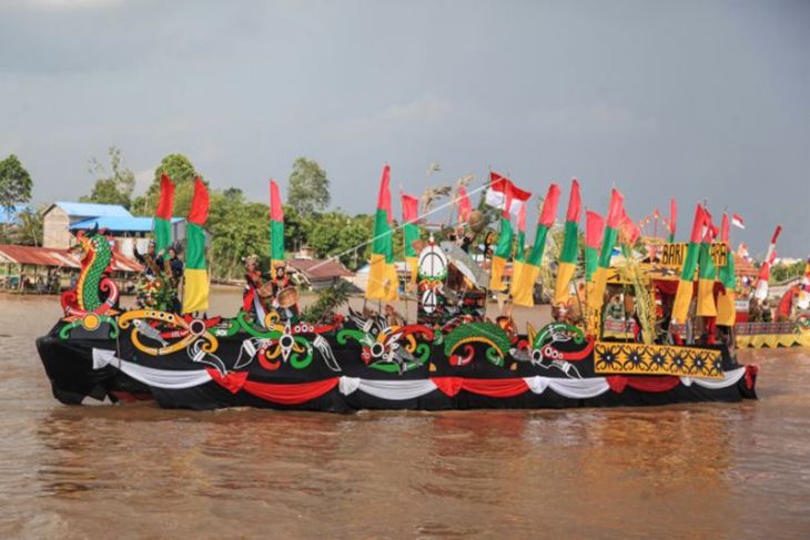 Lomba Perahu Hias Di Sungai Kahayan Antara News Kalimantan Tengah